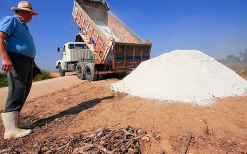 Secretaria de Agricultura disponibiliza calcário à pequenos produtores 