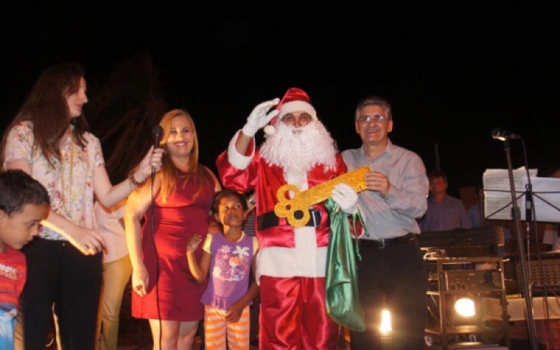 Papai Noel chega a Jacarezinho e encanta crianças
