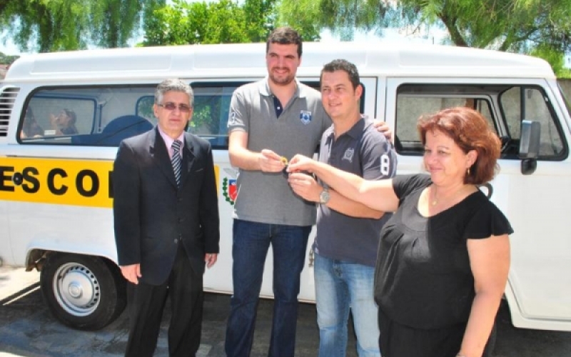 AJADAVI recebe kombi para auxiliar atendimento
