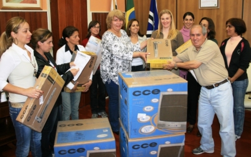 Entrega de novos equipamentos para CEMEI e Escolas Municipais 