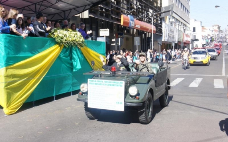 Mais de 5 mil pessoas acompanham desfile cívico em Jacarezinho