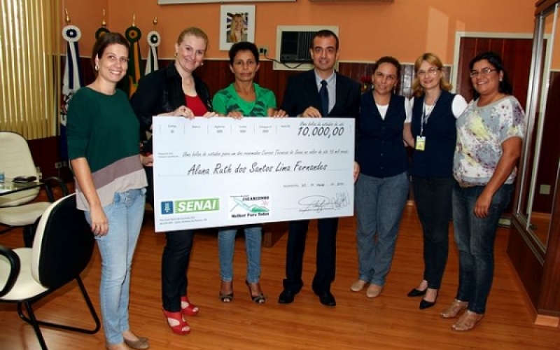 Prefeitura e SENAI entregam cheque de R$10 mil para vencedora de concurso