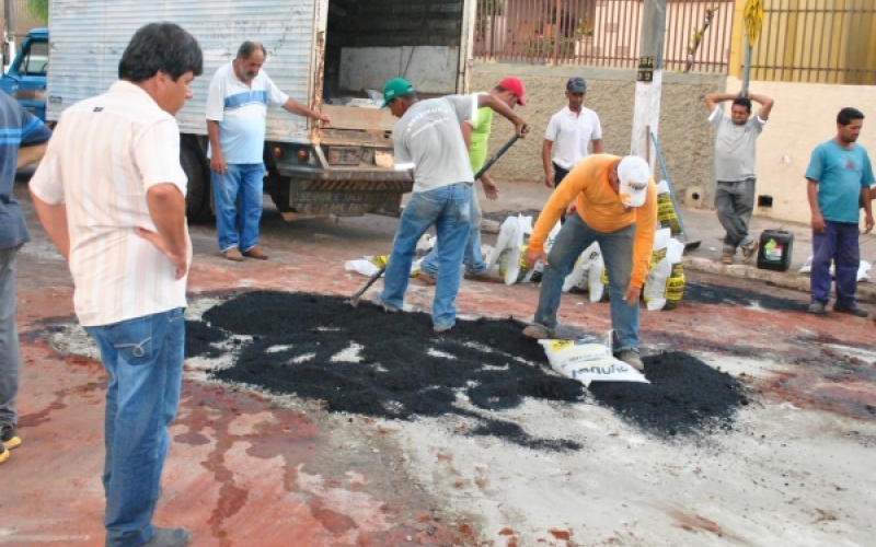Prefeitura realiza trabalho emergencial de tapa buraco