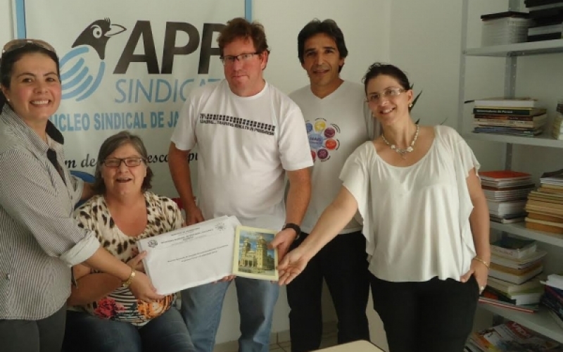 Comissão entrega proposta de vencimentos para professores