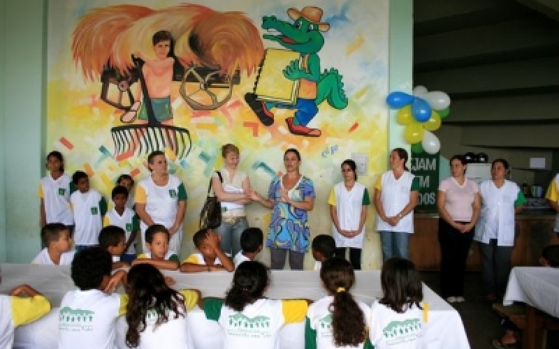 Prefeita Tina entrega uniformes às crianças do PETI