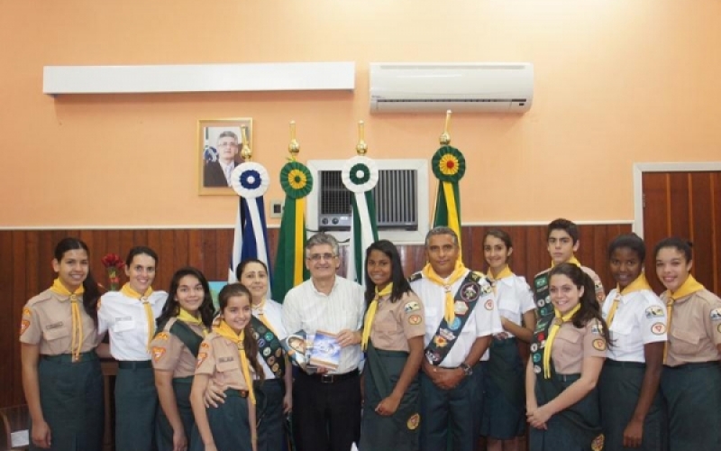 Clube de Desbravadores visitam Prefeitura e Câmara Municipal