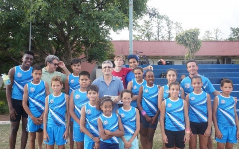 Prefeito acompanha escolinha de atletismo