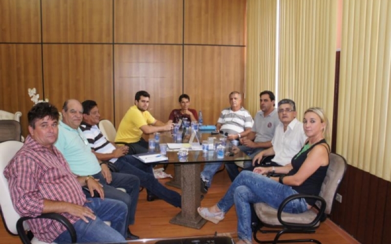 Prefeitos e vereadores se reúnem para debater projetos