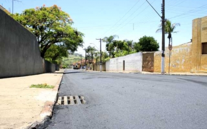 Asfalto da rua Padre Mello é recuperado