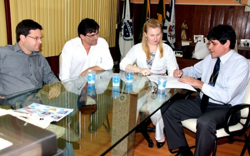 Prefeitura firma convênio com Banco do Brasil