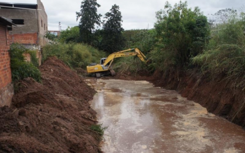 Começa limpeza do Ribeirão Ourinho