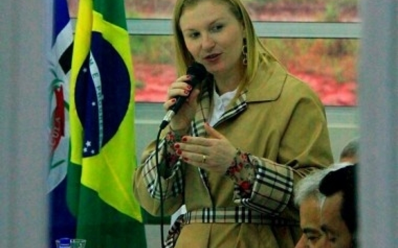 Tina Toneti reassume Prefeitura de Jacarezinho