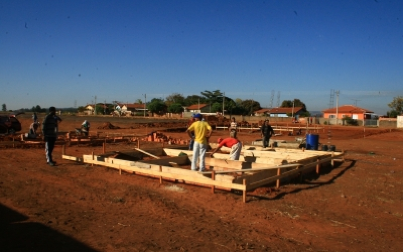 Fundações das primeiras casas no Aeroporto