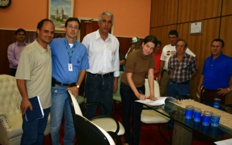 Prefeitura de Jacarezinho firma convênio em prol da área rural