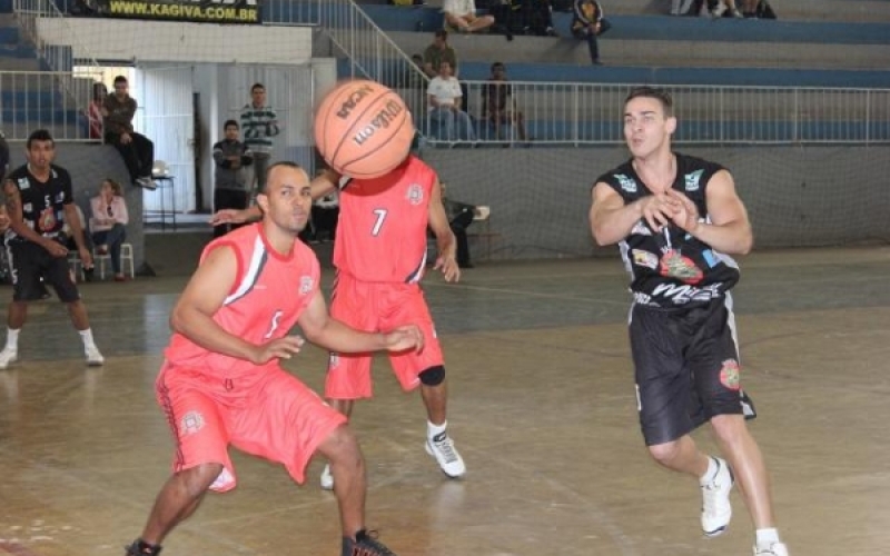 Jacarezinho conquista título inédito no basquetebol