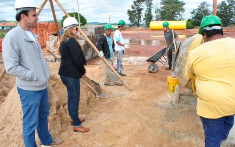 Diretora de educação vistoria obra da Supercreche em Jacarezinho