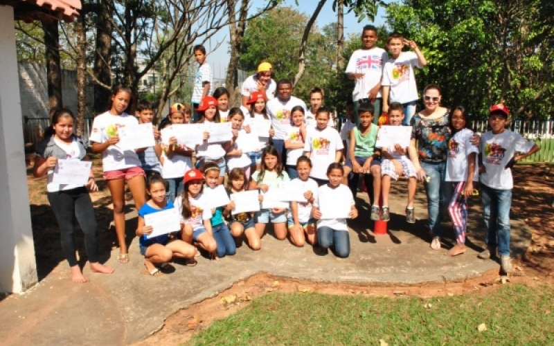 Alunos recebem diploma do Proerd durante confraternização
