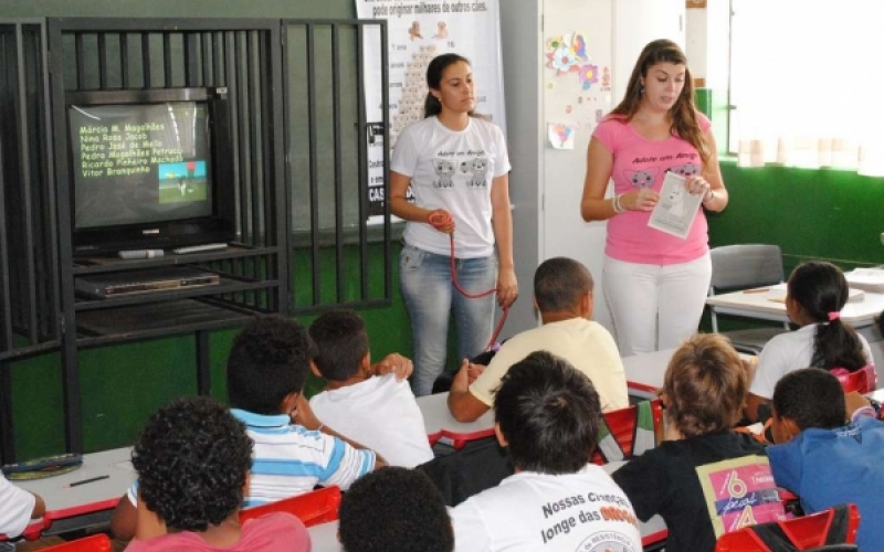 Alunos da rede municipal recebem instruções sobre cuidados com os animais