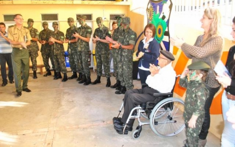 Ex-combatente da FEB recebe homenagem no “Dia da vitória”