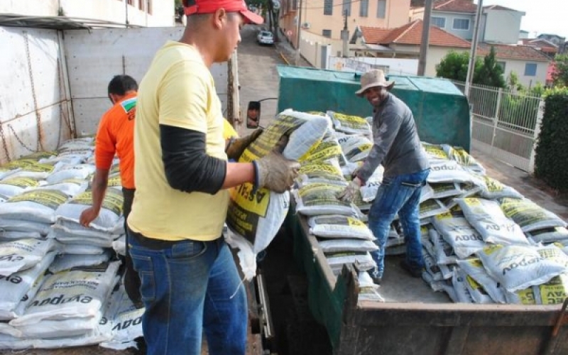 Jacarezinho recebe 25 toneladas de massa asfáltica