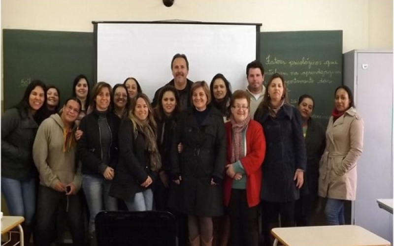 Equipe pedagógica de EMEF acompanha palestra com psicólogo