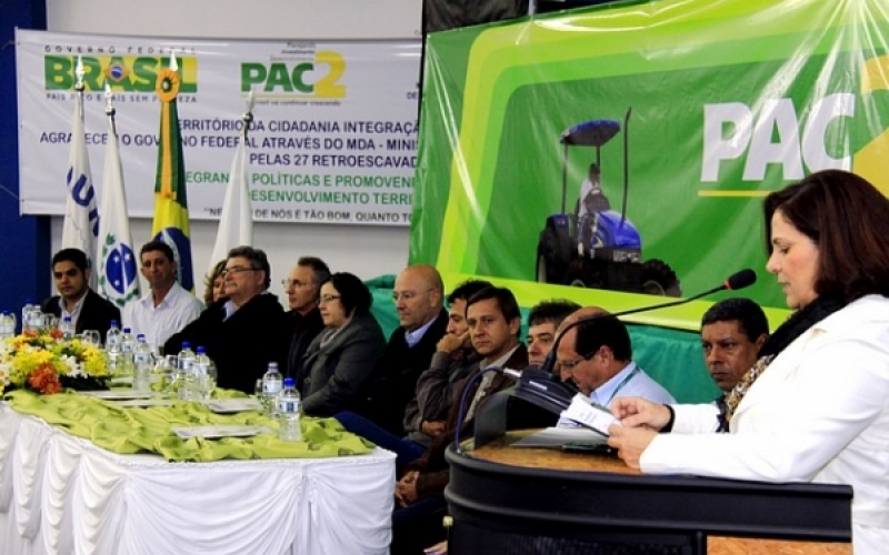 Jacarezinho recebe retroescavadeira através do Governo Federal