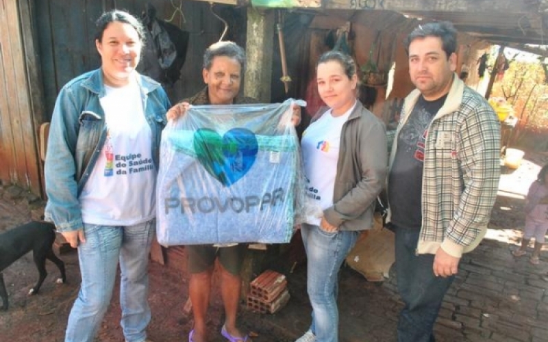 Famílias de Marques dos Reis recebem cobertores da campanha do agasalho “Espalhe Calor”