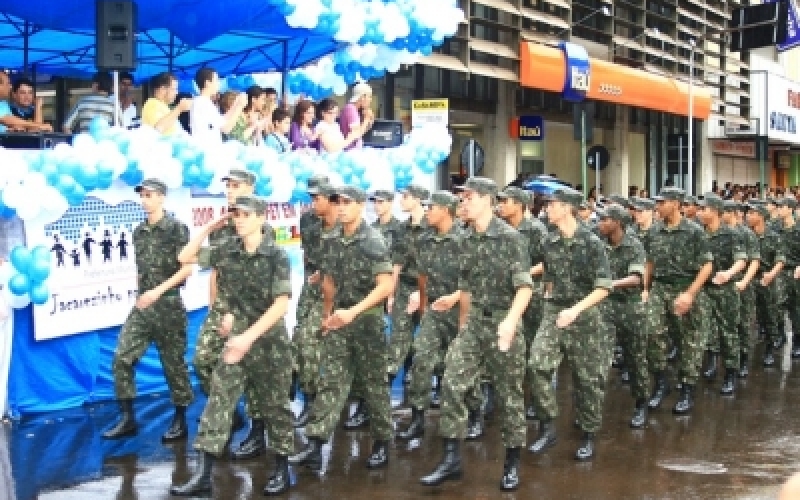 Desfile cívico atrai bom público à rua Paraná