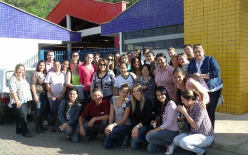 Estudantes de Pedagogia visitam escola infantil em Jacarezinho