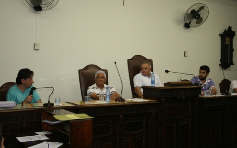 Diretor de licitação dá explicações na Câmara Municipal