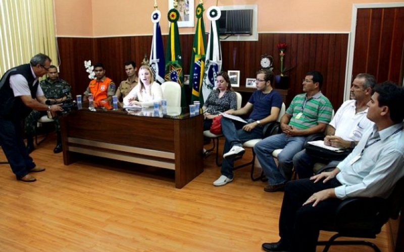 Prefeita concede coletiva de imprensa sobre Dengue