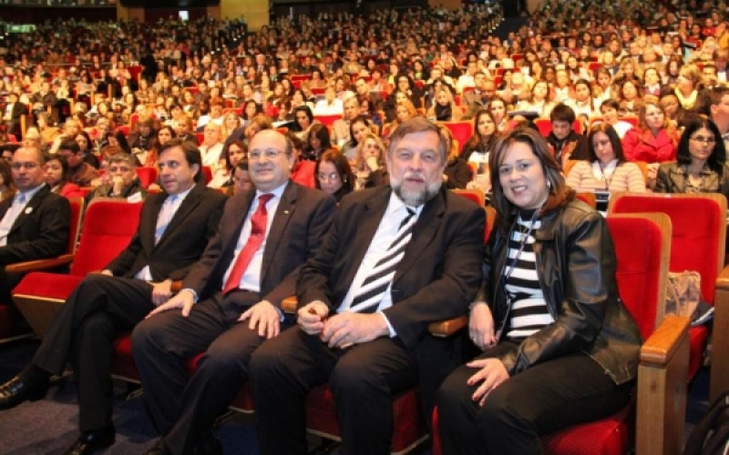 Secretária de Educação de Jacarezinho participa de evento nacional