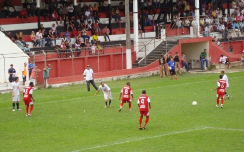 Jacarezinho tenta reabilitação em casa neste domingo