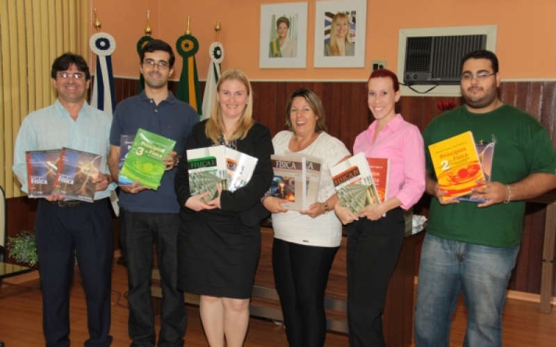 UAB recebe primeiros 12 livros de Física 