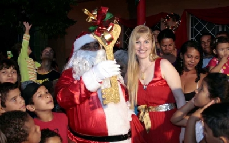 Papai Noel em Jacarezinho chega em carro de Bombeiros