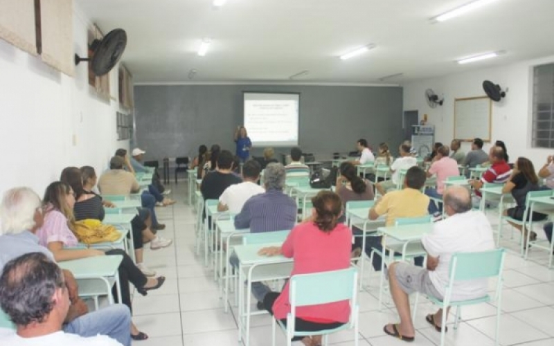 Moradores participam de reunião para ligação de casa na rede de esgoto