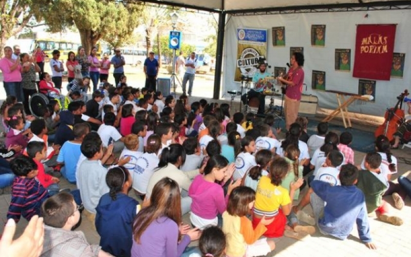 “Mala livro e suas histórias” fecha apresentações de rua em Jacarezinho