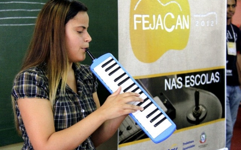 Alunos recebem a visita de artistas durante projeto Fejacan nas Escolas
