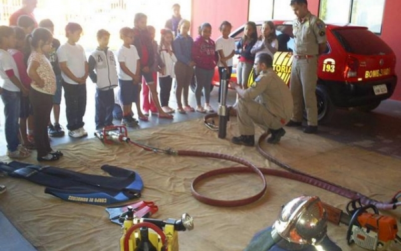 Alunos da escola Renato Azzolini visitam quartel do Corpo de Bombeiros