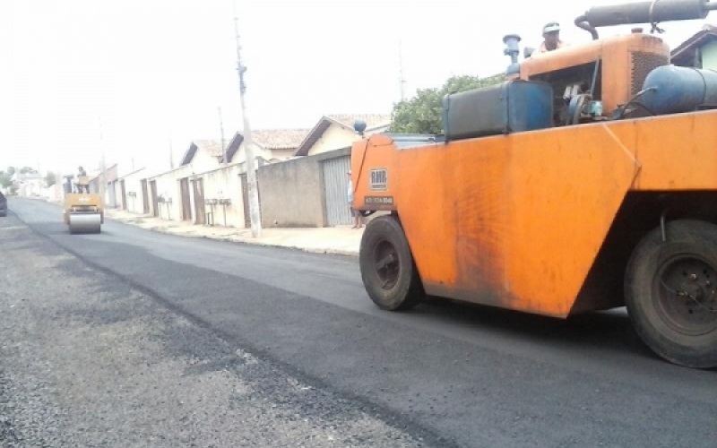 Rua Paulo Pompéia Coutinho recebe pavimentação asfáltica