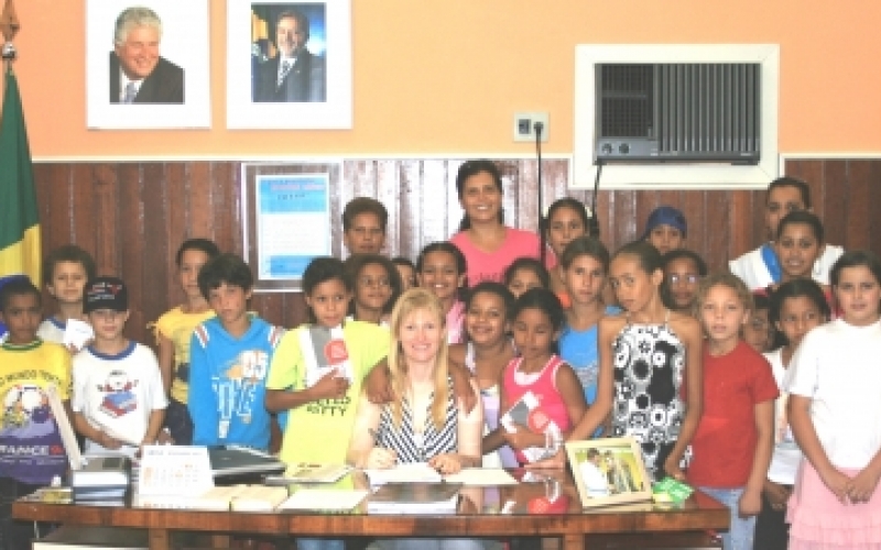 Prefeita  recepciona alunos da rede municipal de ensino no gabinete