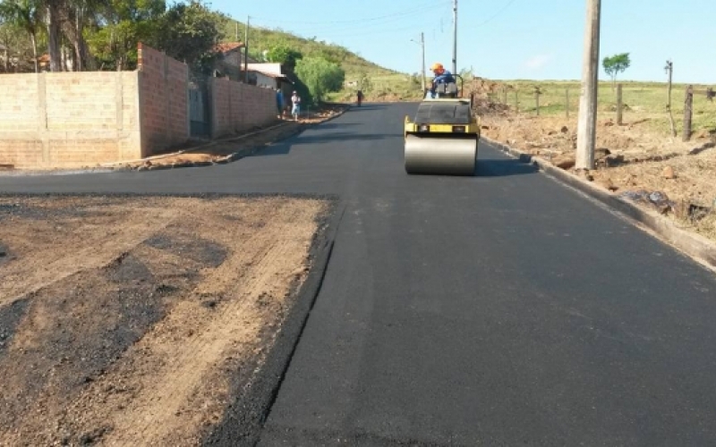 Trabalho de pavimentação continuou em feriadão