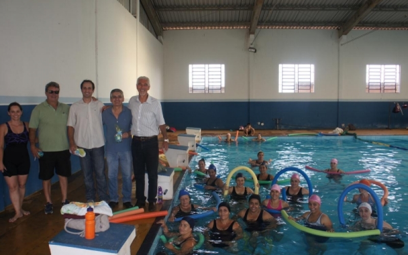 Dr. Sérgio é recebido em programa de hidroginástica 