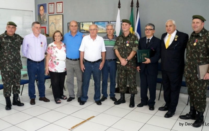 O Comandante da 5ª Região Militar e Diretor do Tiro de Guerra (TG) são agraciados com distintas Medalhas no Tiro de Guer