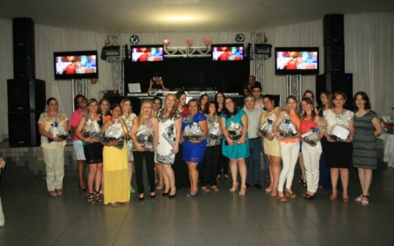 Em confraternização, prefeito destaca avanços na Educação