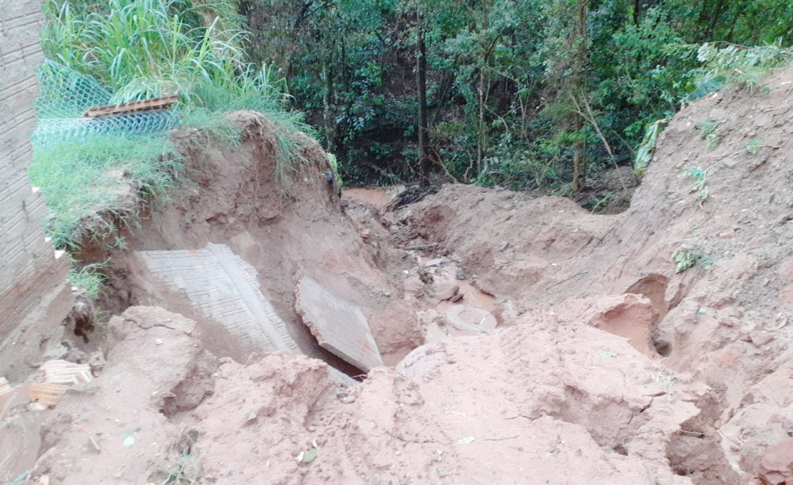 Chuvas destroem residência no Jardim Europa