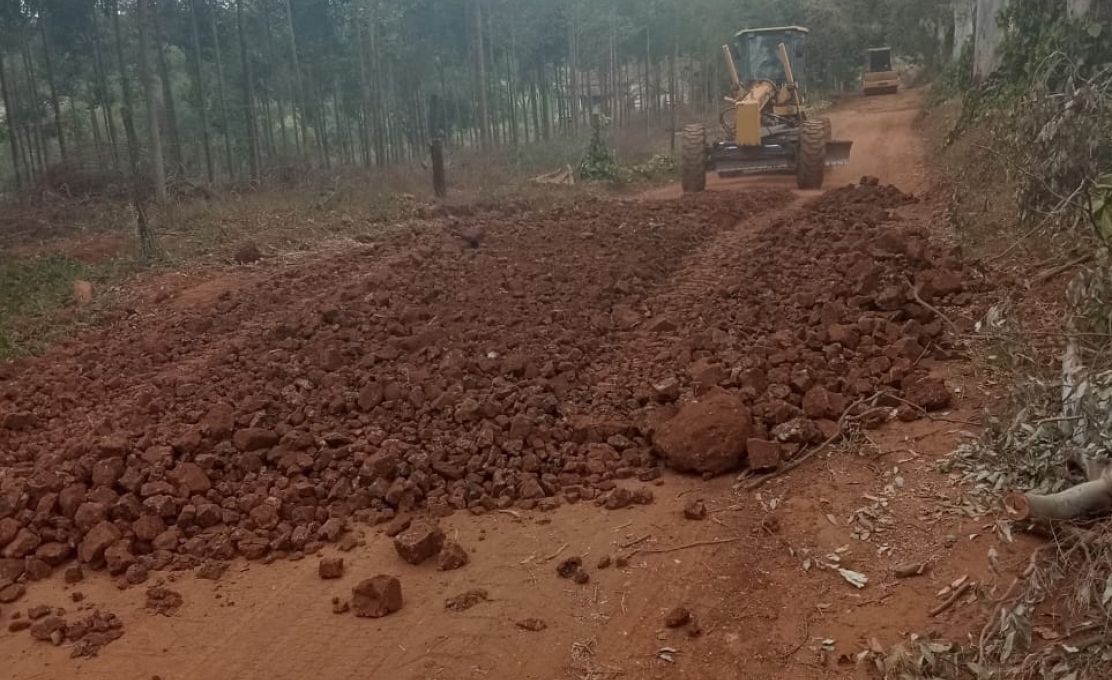 Cascalhamento na estrada do Laranjal beneficia moradores da Zona Rural! 