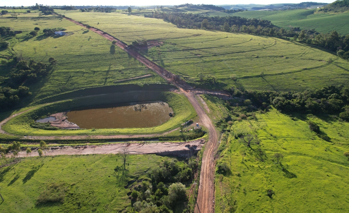 Iniciada pavimentação da Avenida de acesso ao Centro de Eventos!