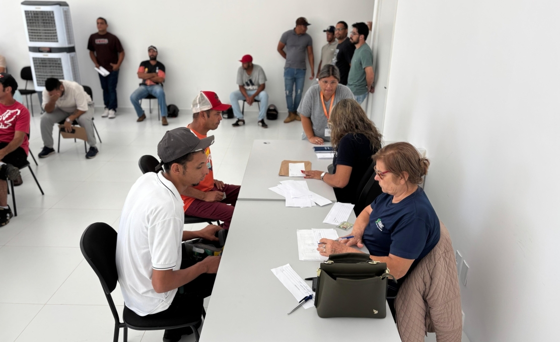 Mutirão de emprego em Jacarezinho atrai mais de 150 candidatos de toda a região! 
