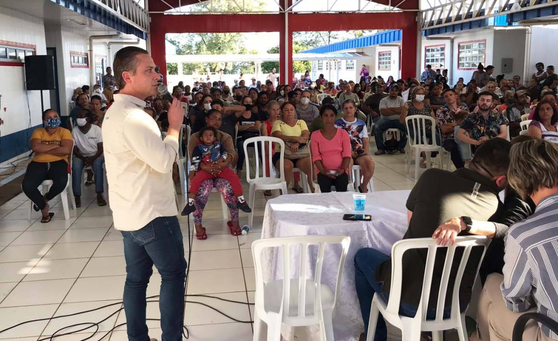 Famílias recebem títulos de propriedade